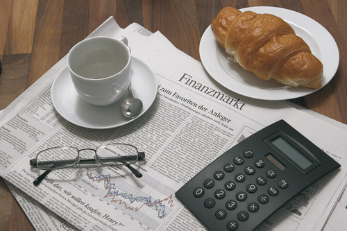 Ein Aktiendepot anlegen - Geldanlage, Zeitung, Frühstückstisch, Frühstücken, Tasse, Essen, Croissant, Kursverlauf, Lupe, Börsenkurs, Finanzmarkt, Lesen, Kurse, Börsenhandel, Suchen, Nachrichten, Aktuelles, Geldanlagen, Zeitungen, Magazin, Zeitschrift, Zeitschriften, Magazine, Frühstück, Tassen, Ernährung, Mahlzeit, Nahrung, Lebensmittel, Croissants, Lupen, Börse, Börsenkurse, Aktienhandel, Aktienmarkt, Aktie, Aktien, Dax, Aktienindex, Depot, Aktiendepot, Kurs, Aktienkurs, Finanz, Finanzen, Suche, Nachricht.