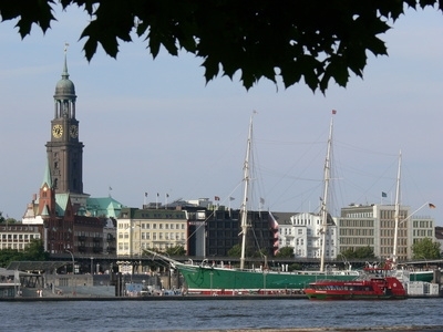 Kurzurlaub für zwischendurch - Günstige Städtereisen buchen - Hamburg, Michel, Hafen.