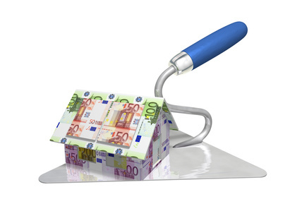 Jetzt schon Modernisierungskredite vereinbaren - 3d abbildung altbau bank bauen baufinanzierung baukredit bausanierung beratung berechnen collage darlehn eigenheim euro eurohaus euros euroscheine eyecatcher freigestellt geld geldscheine grafik haus hausbau hypothek illustration immobilie investieren investition isoliert kalkulieren kapital kelle kosten kredit mauerkelle maurerkelle modernisieren modernisierung papiergeld sanieren sanierung sparen symbol symbolbild symbolisch teuer umbau umbauen werbung.