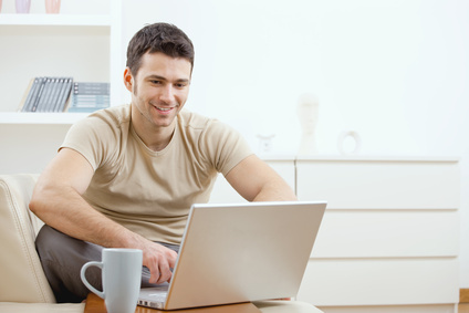 Dringend gesucht: Mitarbeiter mit sehr guten Fremdsprachenkenntnissen - Surfen apartment ausdruck ausspannend caucasian chambre computer couch drahtlos einzig entspannt erholung erwachsen foto freudig gut interior internet job suche karriere kleidung laptop lesestoff leute living lächeln lächelnd lässig mann meldung männlich online pc person photographie post ruhelosigkeit schauend sitzend szezieren tippen von innen web work working zimmerer zuhause.