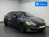 Tesla Model S Weilen unter den Rinnen